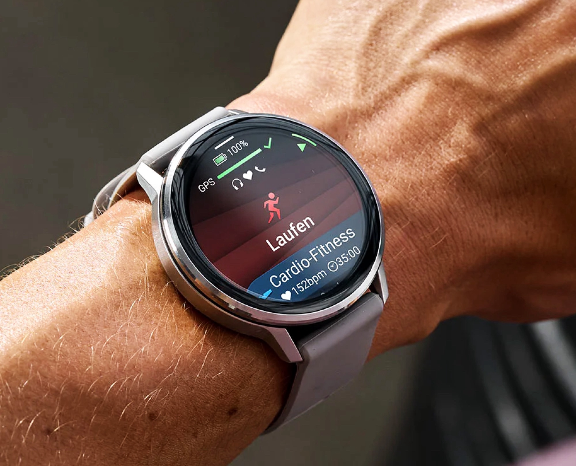 Смарт-часы Garmin Venu 4 с функцией обнаружения падений на белом фоне