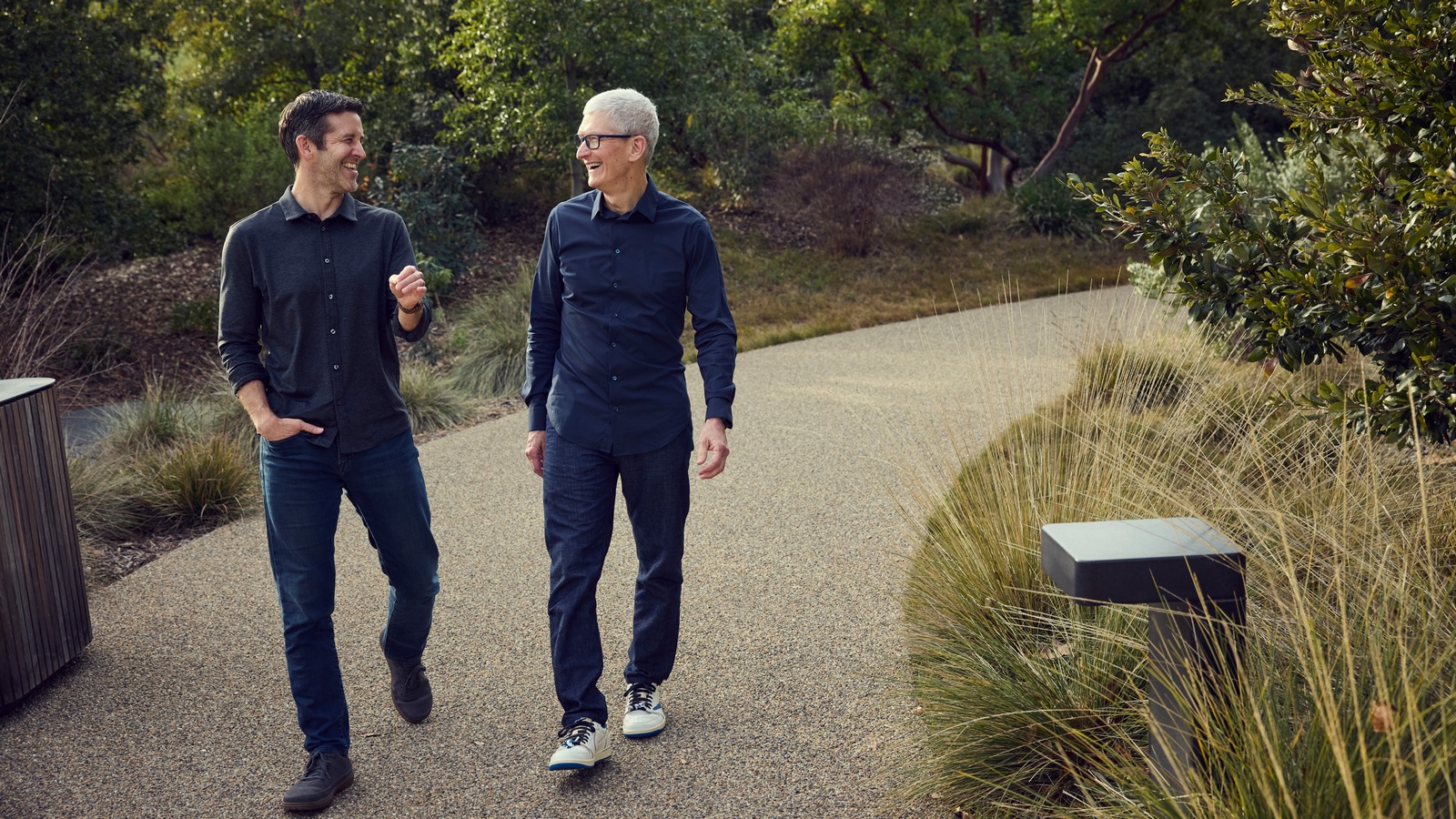 Тим Кук и Джон Тернус на фоне логотипа Apple — смена CEO